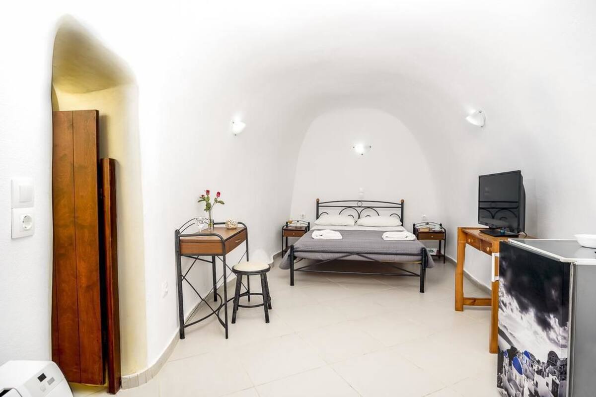 Cave Double Room, Non Smoking (Semi - basement) | アイロン / アイロン台、WiFi (無料)、ベッドシーツ