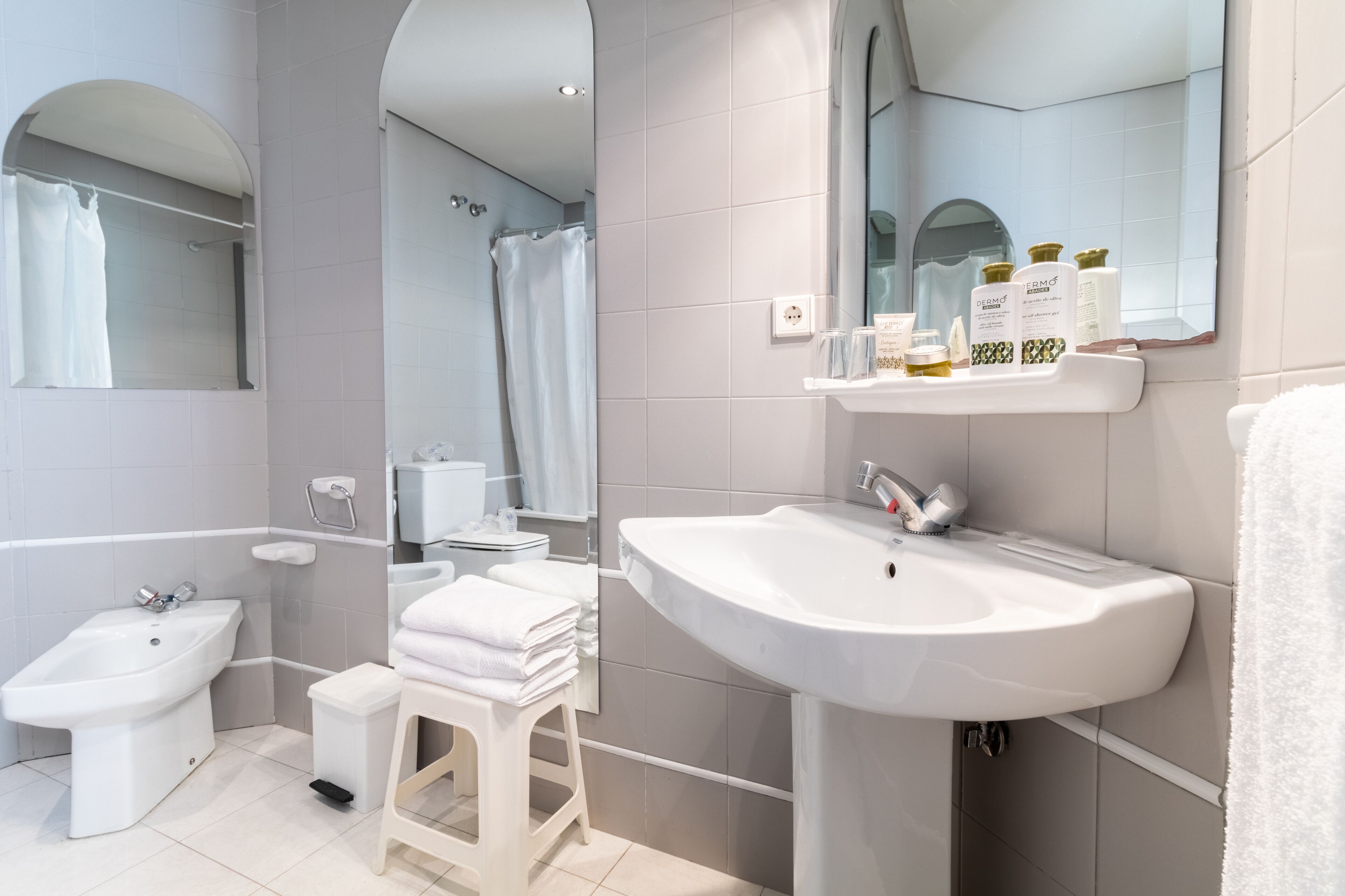 Een bad, een diep bad, gratis toiletartikelen, handdoeken