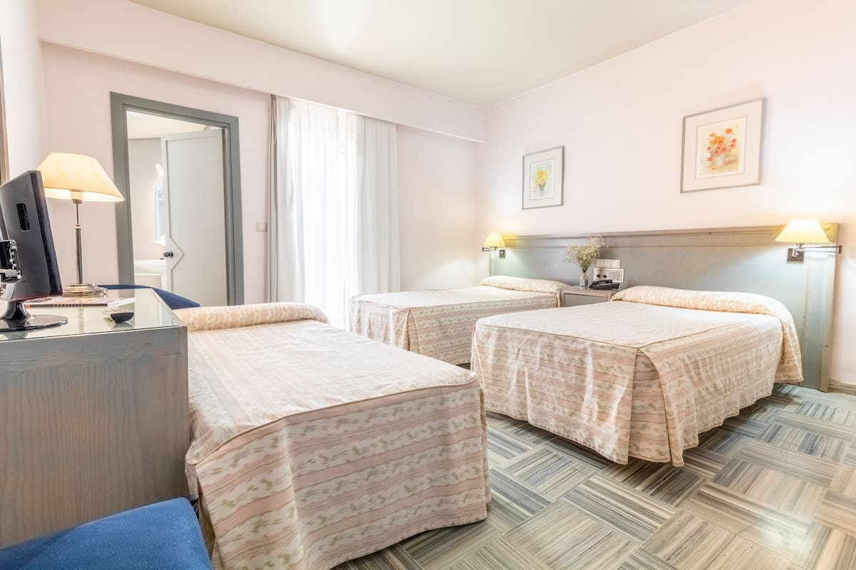 In-room safe, blackout curtains, free WiFi, bed sheets
