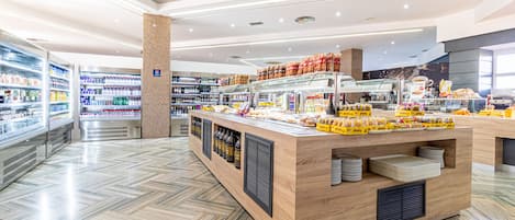 Breakfast, dinner and brunch served