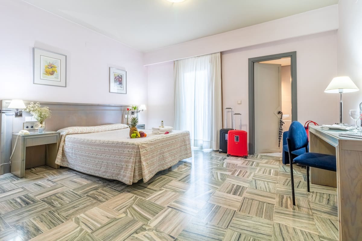 In-room safe, blackout curtains, free WiFi, bed sheets