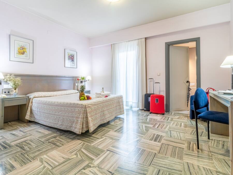 In-room safe, blackout curtains, free WiFi, bed sheets