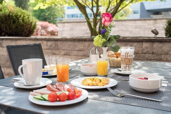 Morgenmadsbuffet hver dag (14 EUR pr. person)