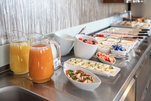 A buffet with various food items and beverages. - Hotel Ganslhof (Salzburg)