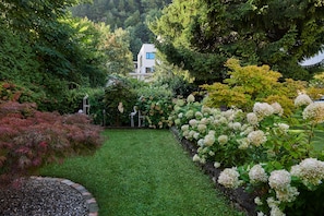 A well-maintained garden with a variety of plants and a neatly trimmed lawn. - Hotel Ganslhof (Salzburg)