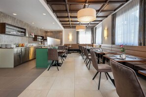 Daily buffet breakfast (EUR 14 per person) - Hotel Ganslhof (Salzburg)