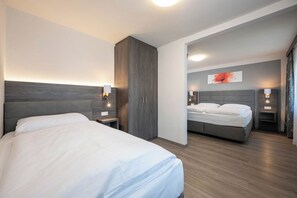 Habitación triple | Escritorio, espacio para trabajar con laptop y wifi gratis