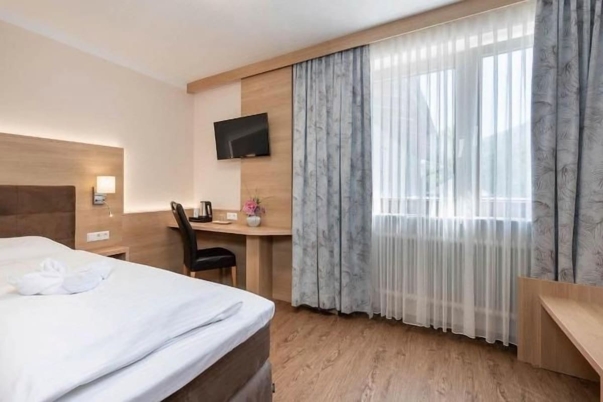 Desk, laptop workspace, free WiFi, bed sheets