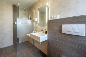Een douche, een haardroger, handdoeken, zeep