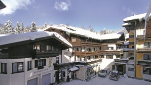 A snow-covered building with a sign reading "Pension Eder". - Pension Eder (Saalbach-Hinterglemm)