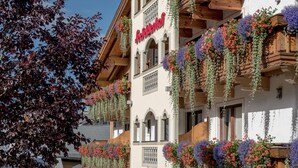 Ett hotell med balkonger som är dekorerade med hängande blomkorgar.