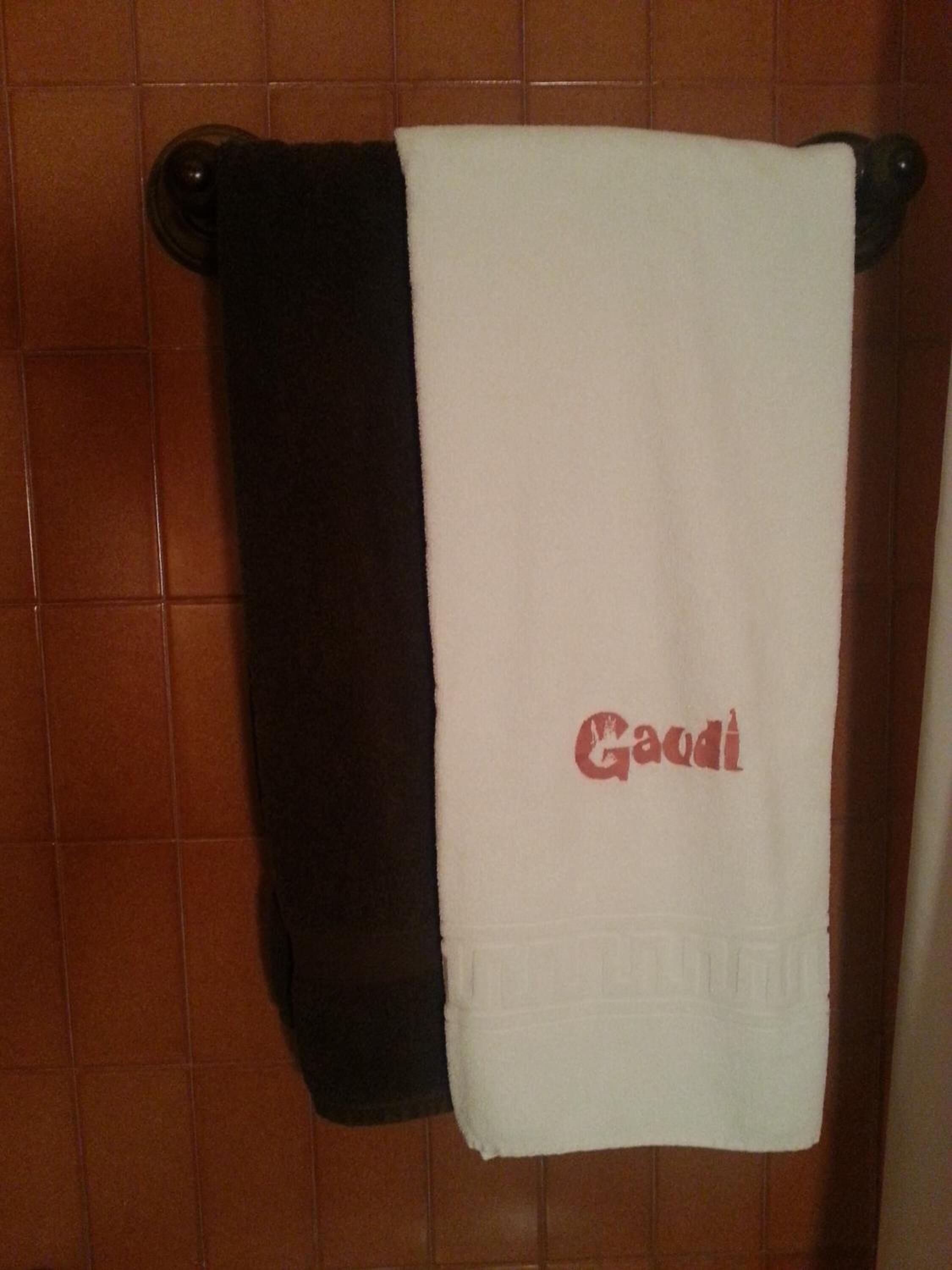 combined shower/bathtub, free toiletries, hair dryer, bidet