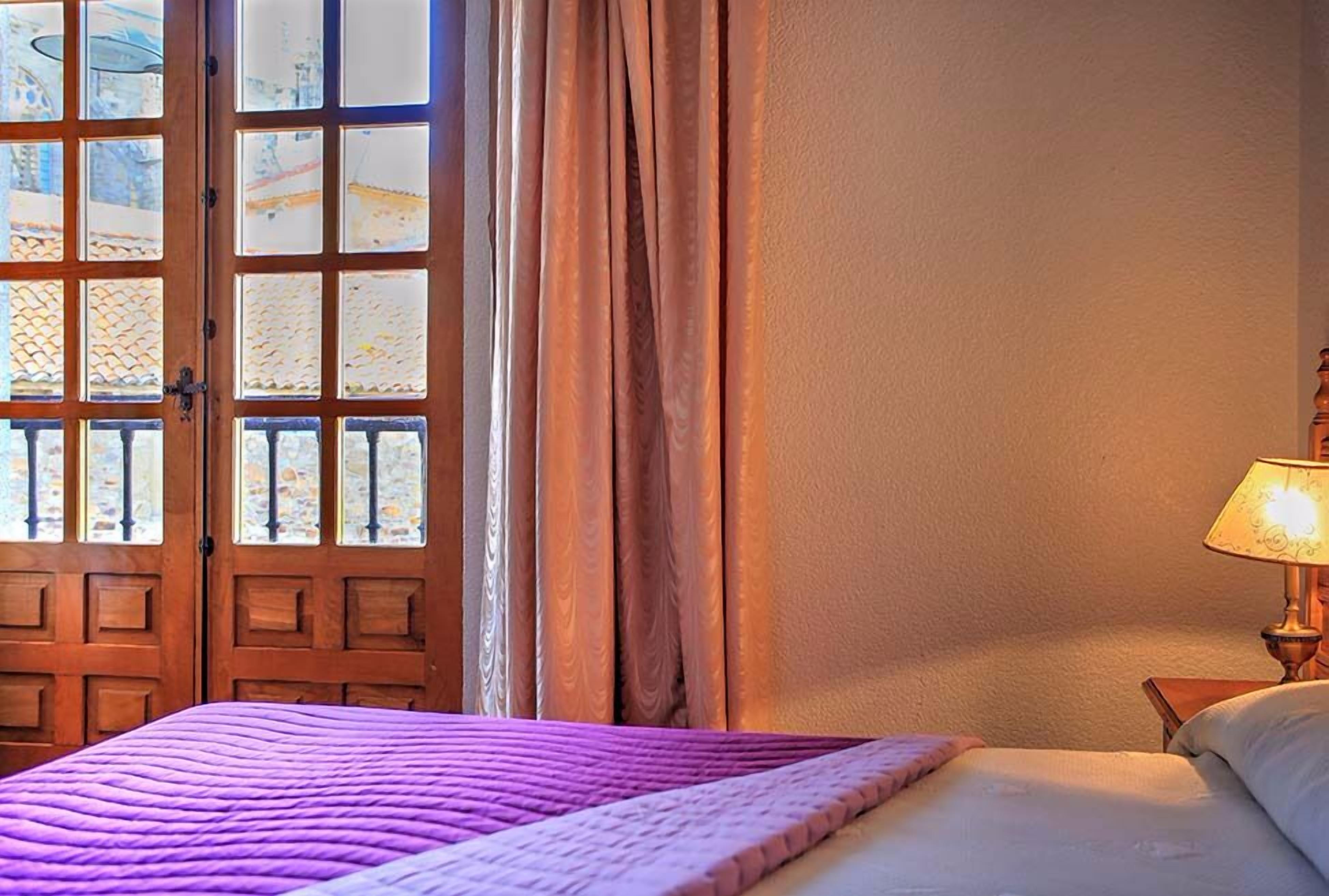 desk, cots/infant beds, bed sheets