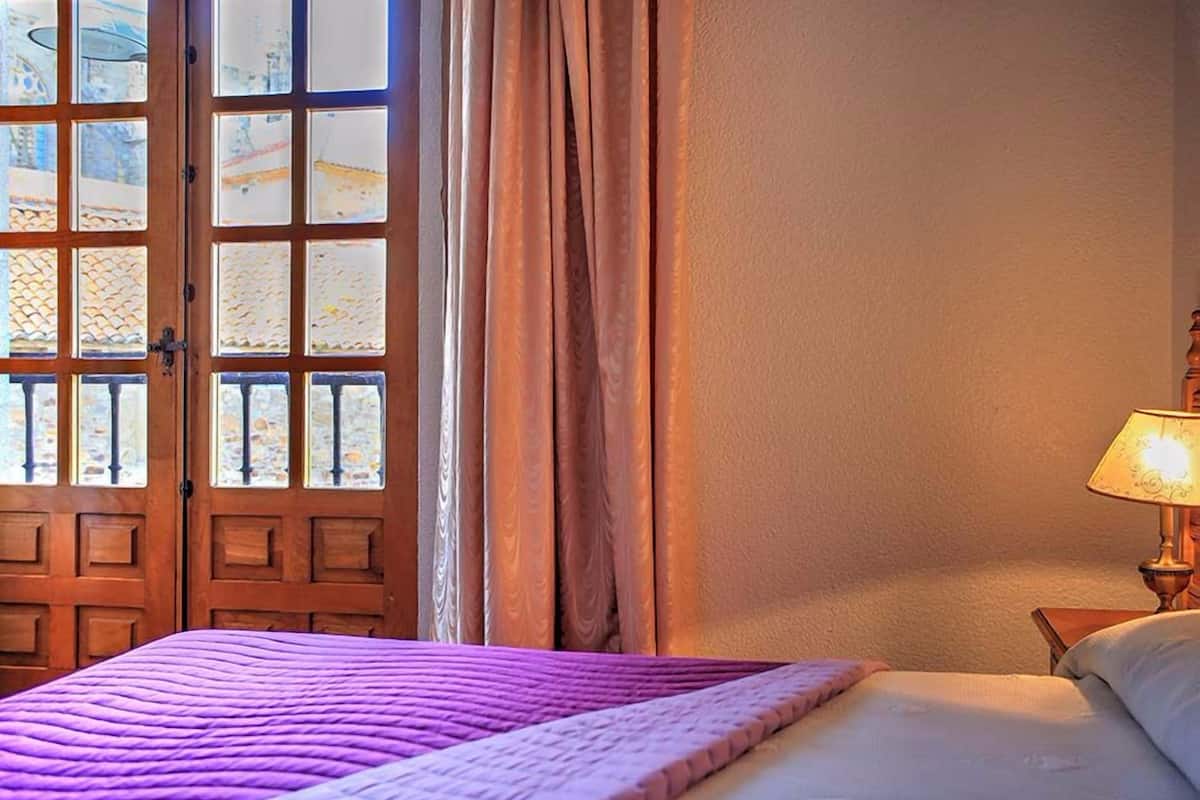 desk, cots/infant beds, bed sheets