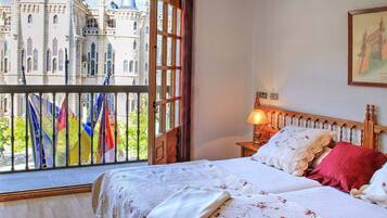 Kamer, 1 twee- of 2 eenpersoonsbedden, uitzicht op de stad | Een bureau, babybedden (toeslag), beddengoed