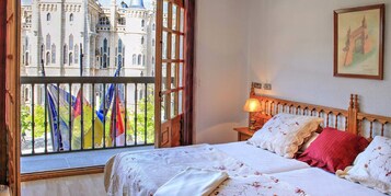 Habitación con 1 cama doble o 2 individuales, vistas a la ciudad | Escritorio, cunas (de pago), ropa de cama