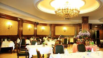 Serveert ontbijt, lunch, diner, Spaanse gerechten