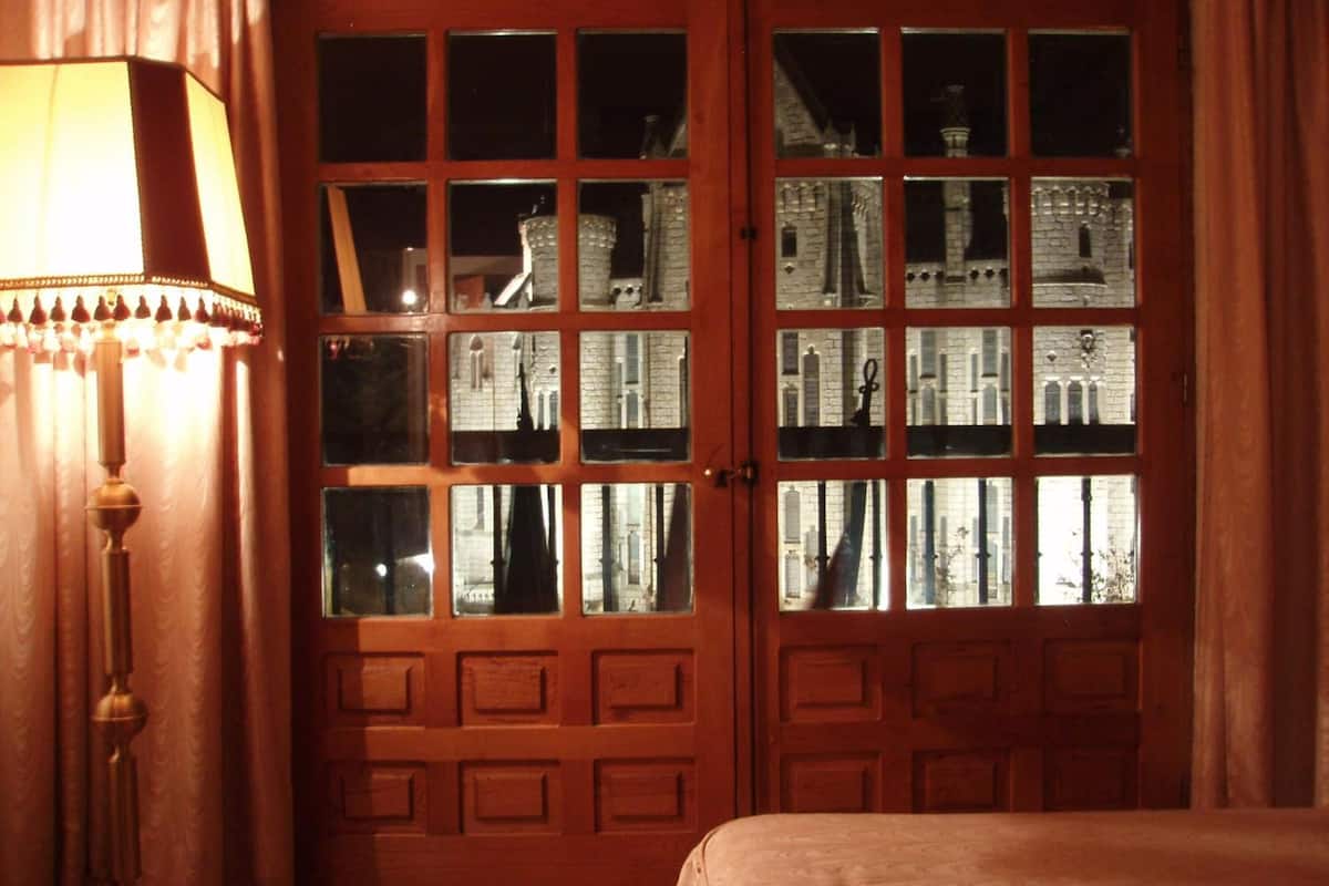 desk, cots/infant beds, bed sheets