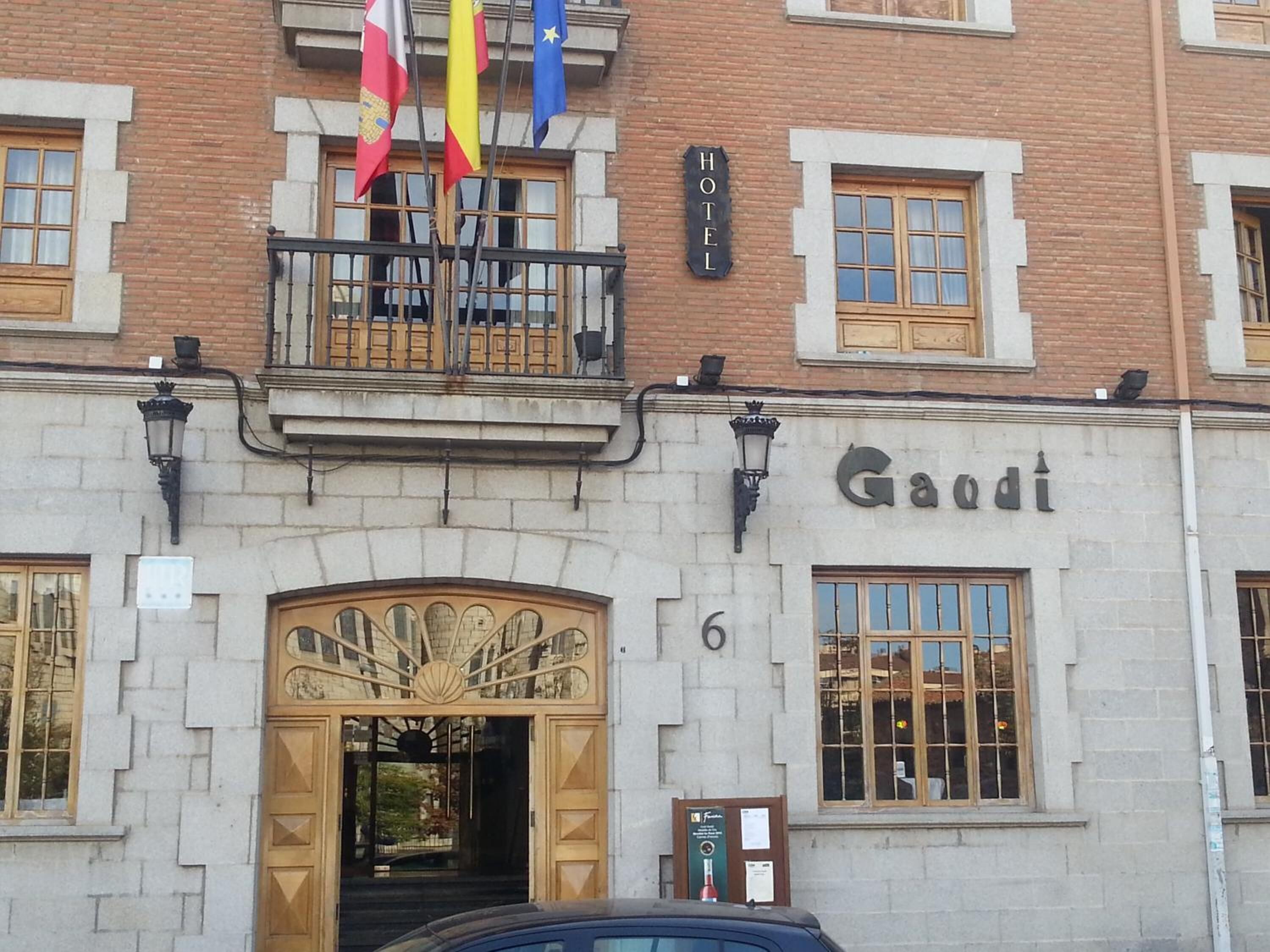 Um edifício com uma placa indicando 