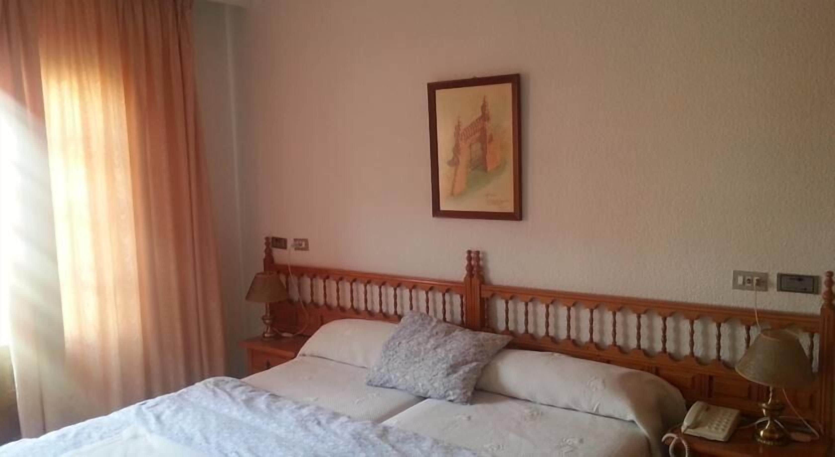 combined shower/bathtub, free toiletries, hair dryer, bidet