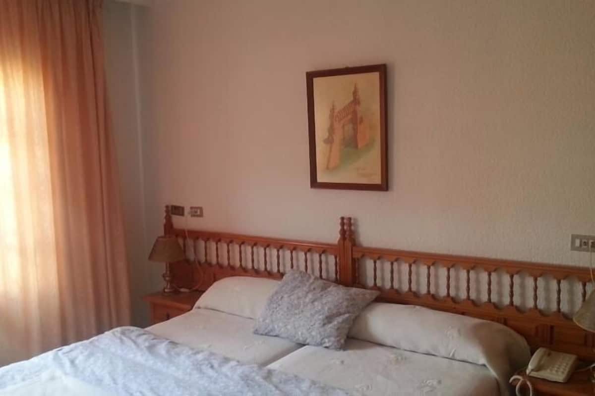 combined shower/bathtub, free toiletries, hair dryer, bidet