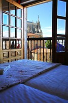 Escritorio, cunas (de pago), ropa de cama