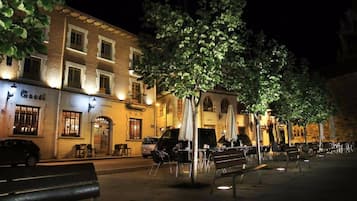 Fachada de la propiedad por la tarde o noche