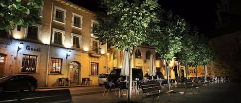Fachada de la propiedad por la tarde o noche