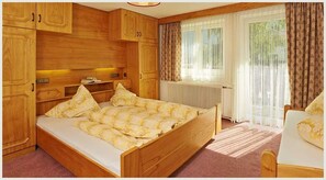 8 bedrooms, desk, free WiFi, bed sheets - Ferienhaus Schrankogelblick (Laengenfeld)