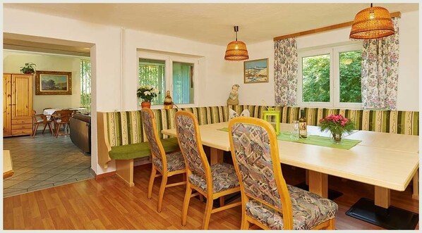 Ferienhaus, Mehrere Schlafzimmer | Essbereich im Zimmer