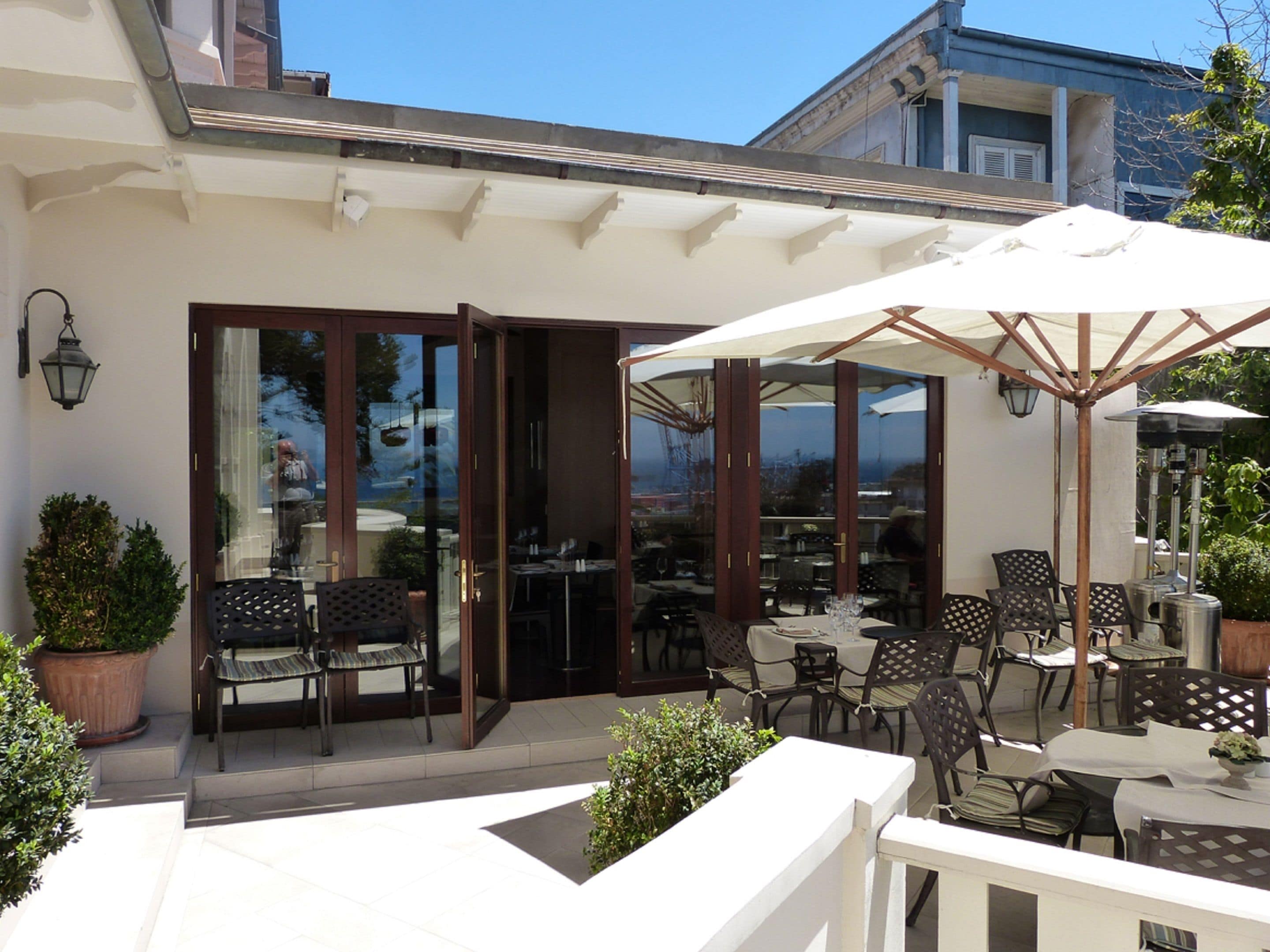 供应早餐、午餐和晚餐，地方菜