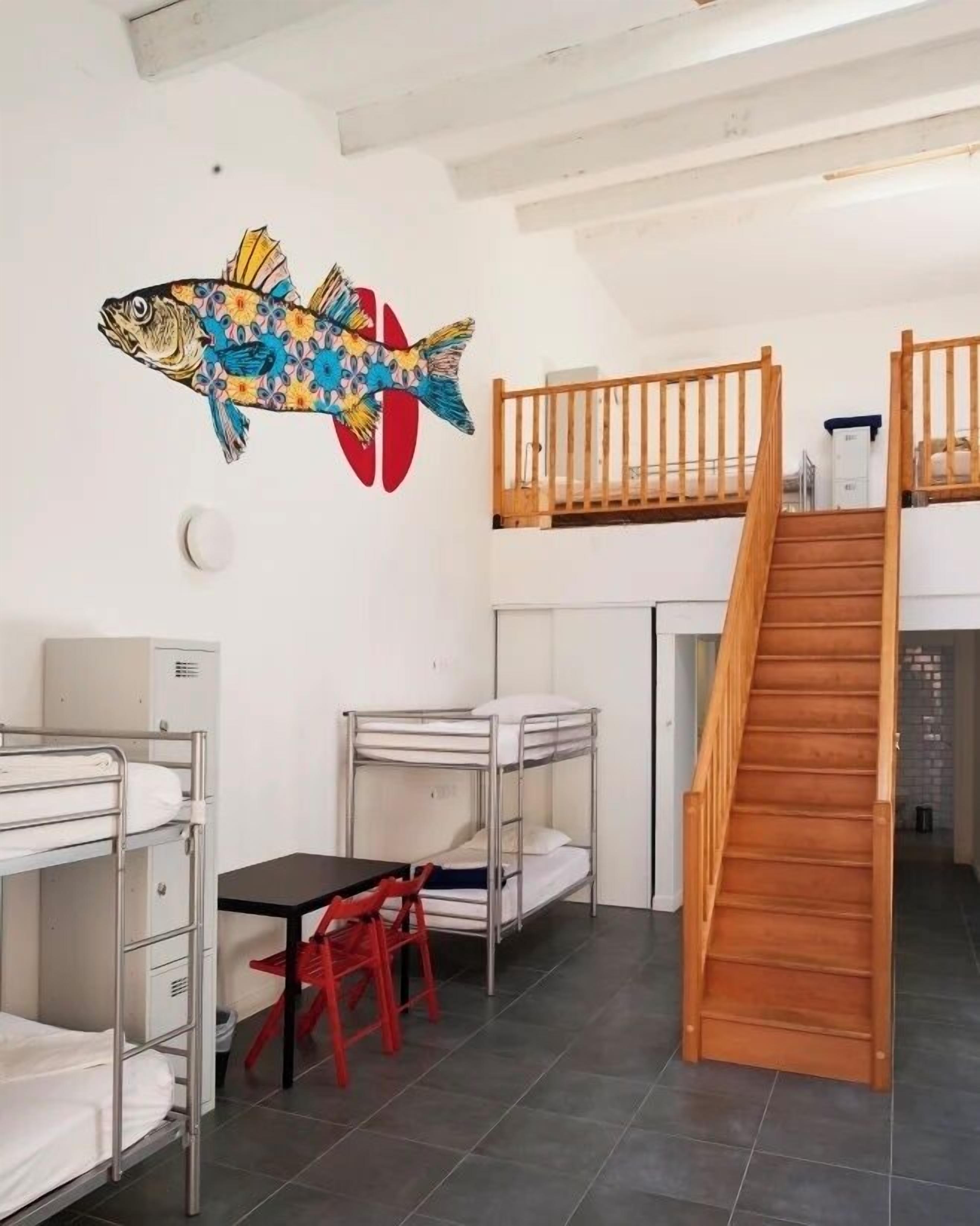 Caja de seguridad en la habitación y muebles diferentes 