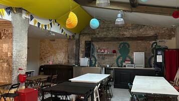 ๋งค์ผ ๋ทํ ์์นจ ์์ฌ(1์ธ๋น EUR 6)