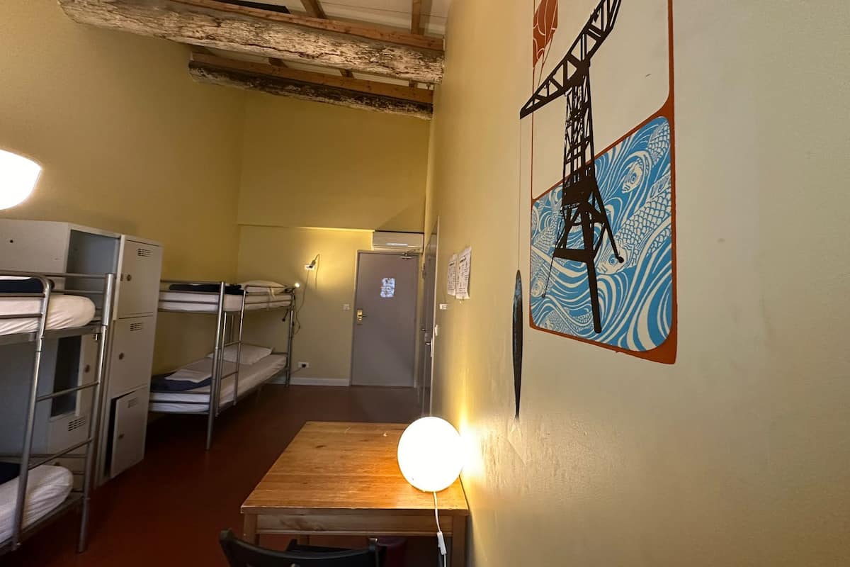 Zimmersafe, individuell eingerichtet, Verdunkelungsvorhänge