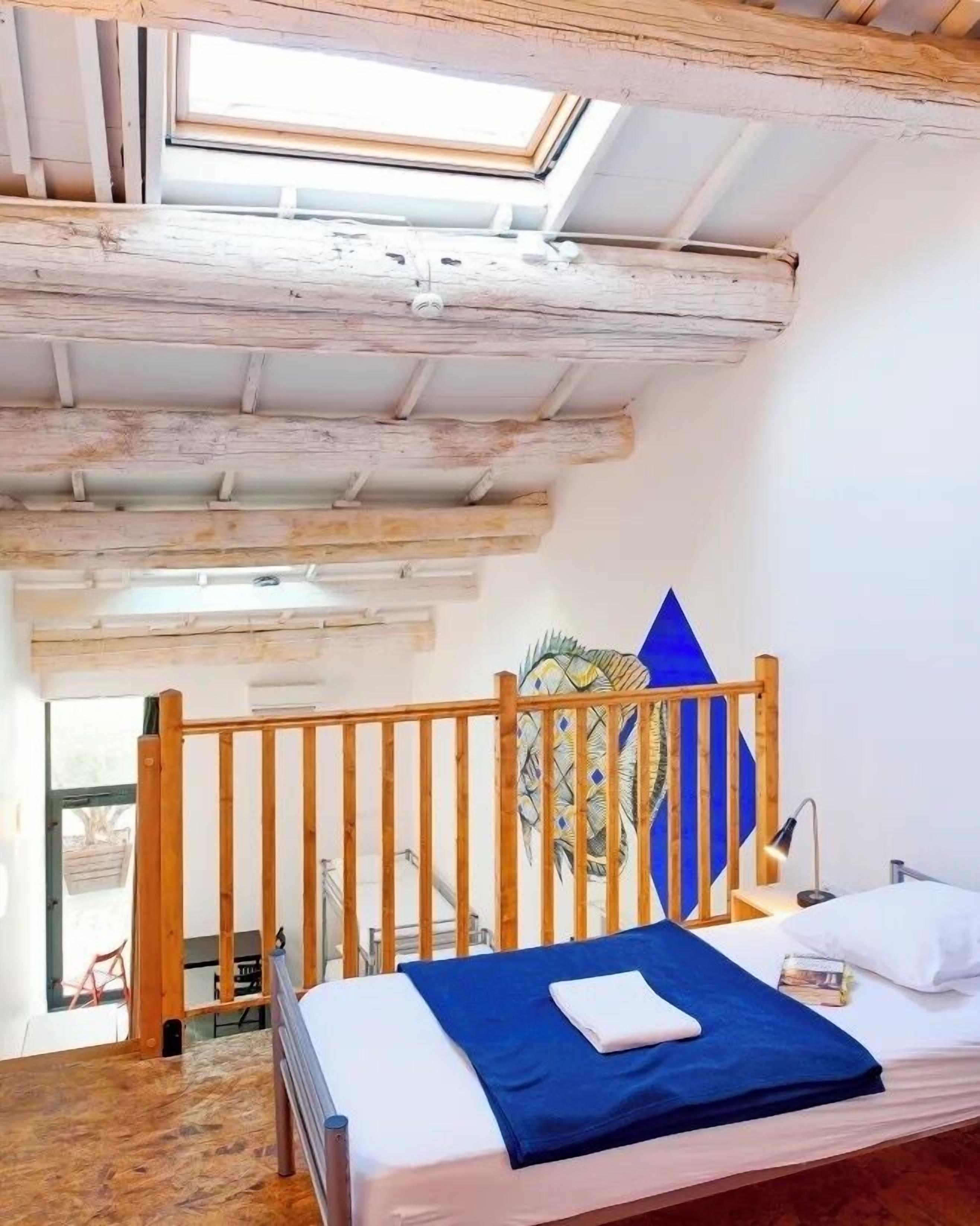 Caja de seguridad en la habitación y muebles diferentes 