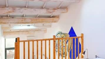 Slaapzaal | Een kluis op de kamer, individueel gemeubileerd