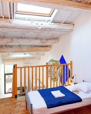 Dortoir Mixte 6 Lits – Salle de Bain Privée | Coffres-forts dans les chambres, ameublement personnalisé