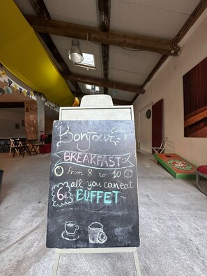 Desayuno buffet diario (EUR 6 por persona)