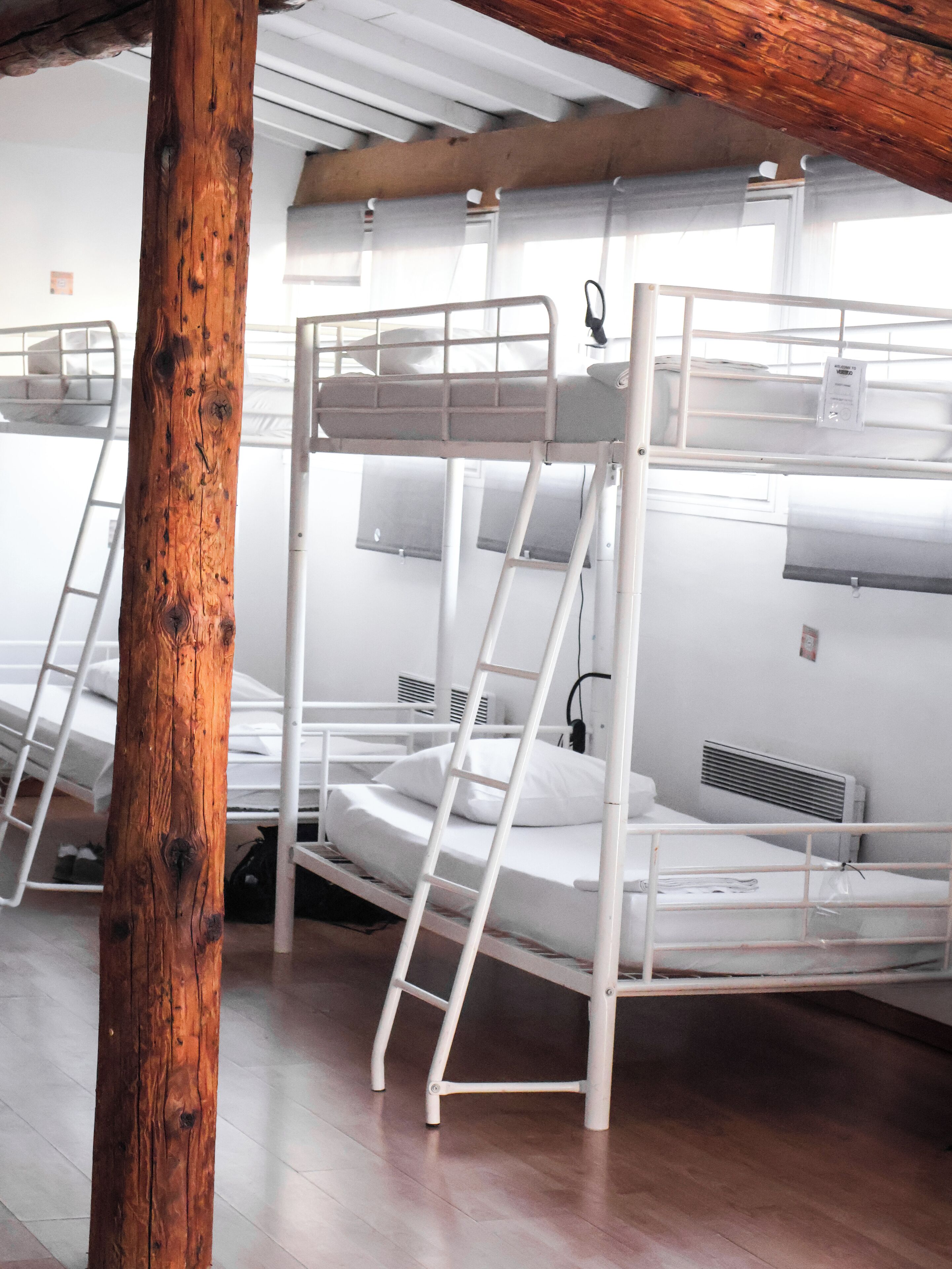 Caja de seguridad en la habitación y muebles diferentes 