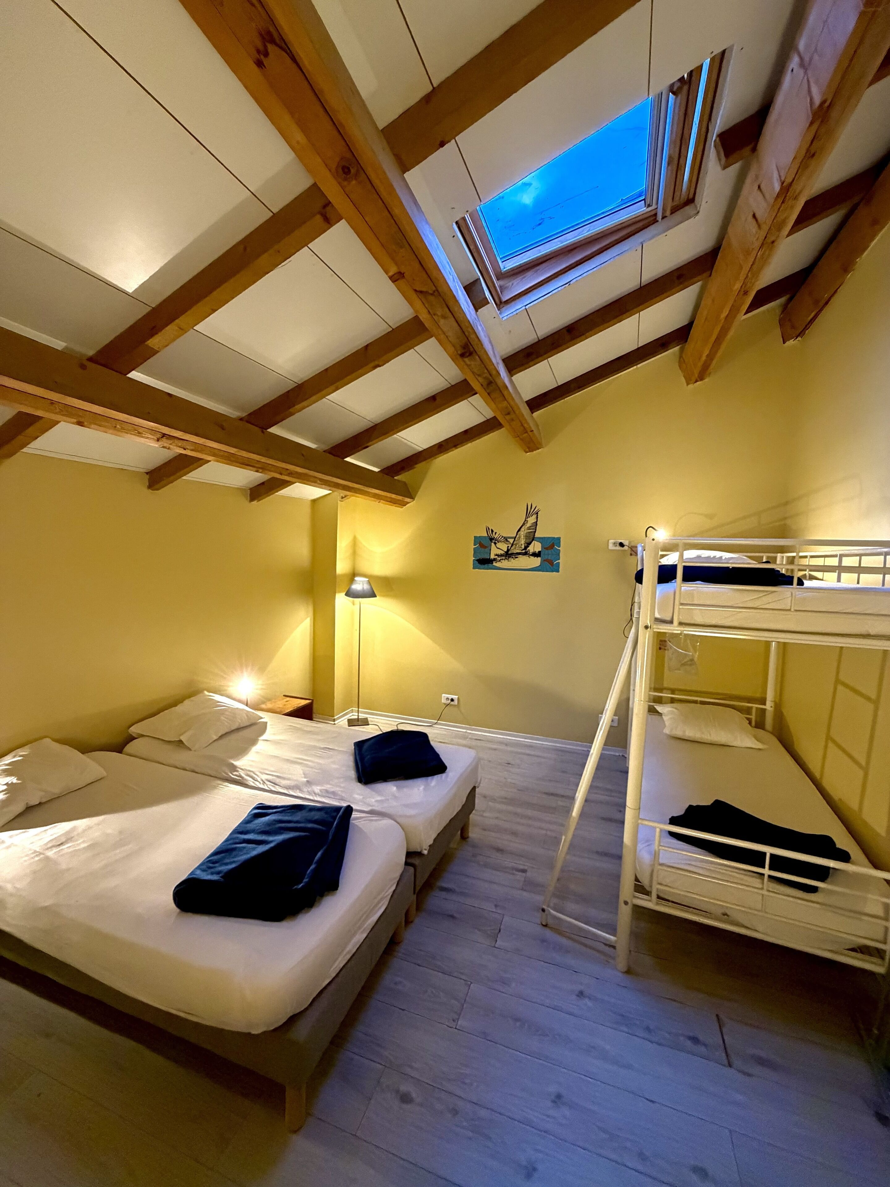 Caja de seguridad en la habitación y muebles diferentes 