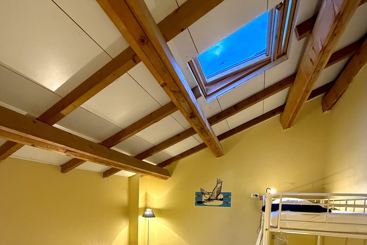 Caja de seguridad en la habitación y muebles diferentes