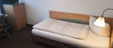Standard Single Room | Hypo-allergenic bedding, desk, cribs/infant beds, free WiFi