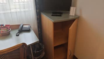 Standaard eenpersoonskamer | Hypoallergeen beddengoed, een bureau, babybedden, gratis wifi