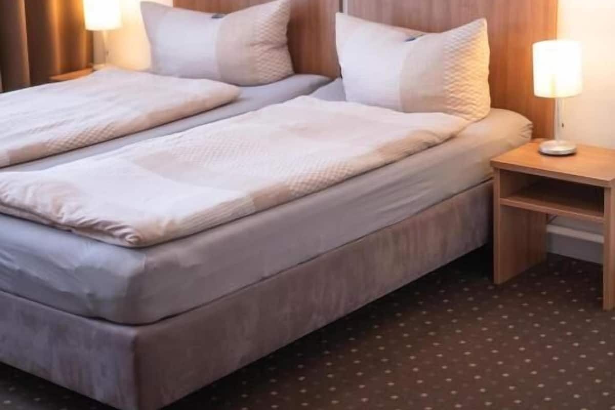 Ropa de cama hipoalergénica, escritorio, cunas y wifi gratis 