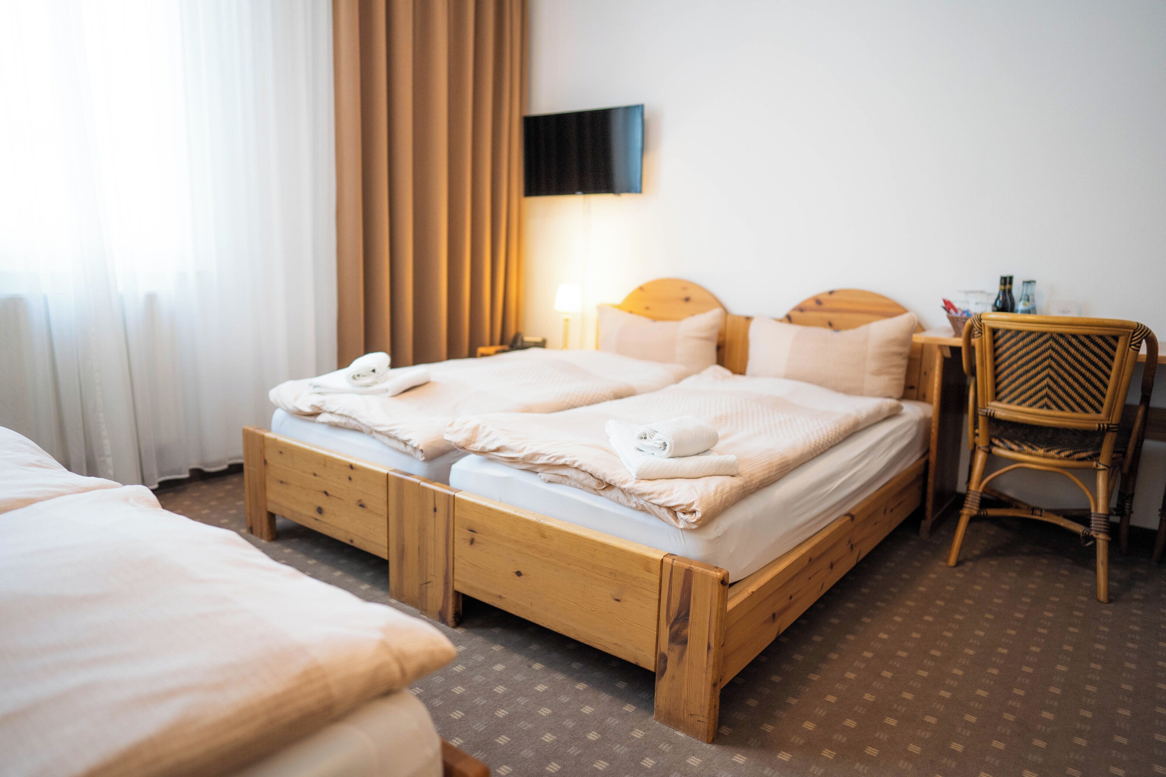 Standard-Vierbettzimmer | Allergikerbettwaren, Schreibtisch, Babybetten, kostenloses WLAN