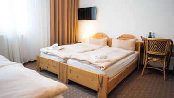 Standard-Vierbettzimmer | Allergikerbettwaren, Schreibtisch, Babybetten, kostenloses WLAN