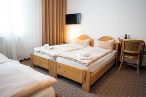 Standard Quadruple Room | Hypo-allergenic bedding, desk, cribs/infant beds, free WiFi - Pension Am Heusteig  (Stuttgart)