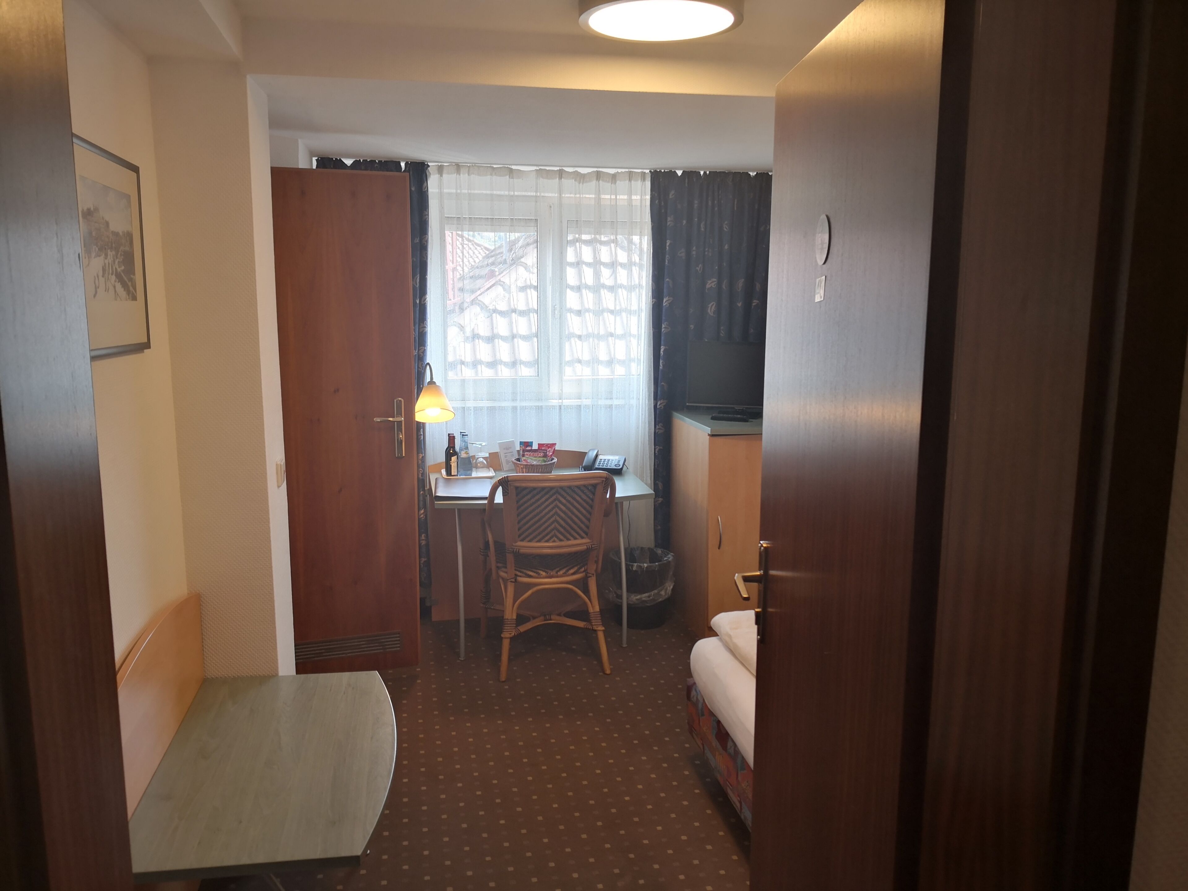 Hypo-allergenic bedding, desk, cots/infant beds, free WiFi