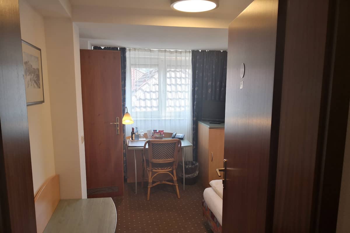 Hypo-allergenic bedding, desk, cots/infant beds, free WiFi