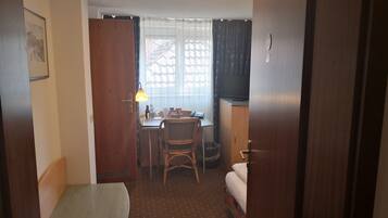 Standard-Einzelzimmer | Allergikerbettwaren, Schreibtisch, Babybetten, kostenloses WLAN